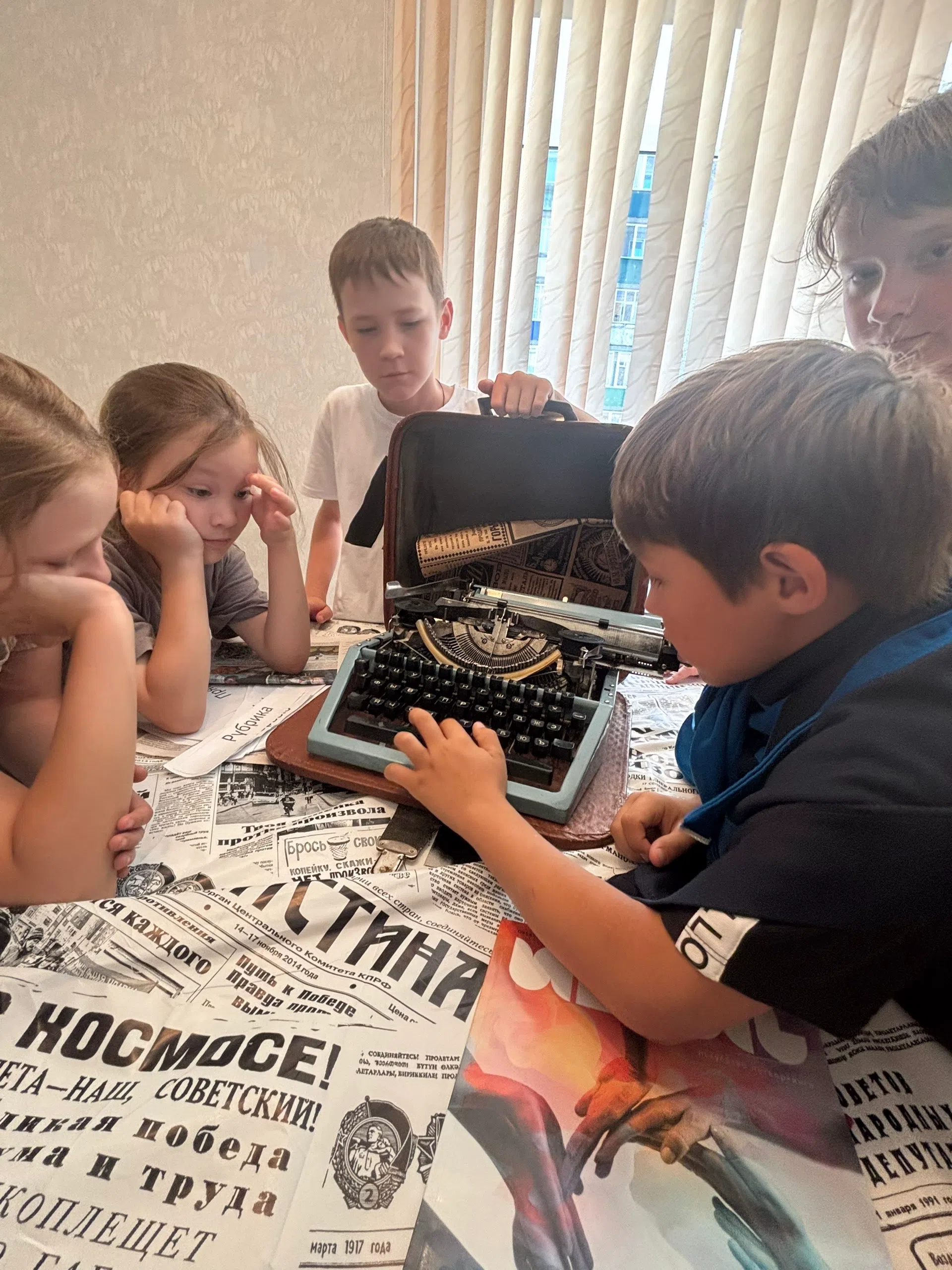 Ребята из лагеря «Солнышко» покорили редакцию «Менделеевских новостей»: марафон творчества и драйва