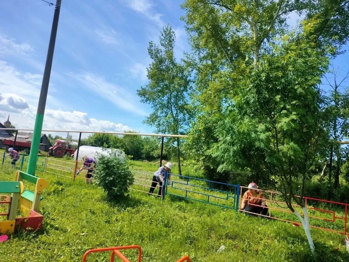 В селе Татарские Челны сотрудники бюджетных организаций покрасили парк в ходе средника