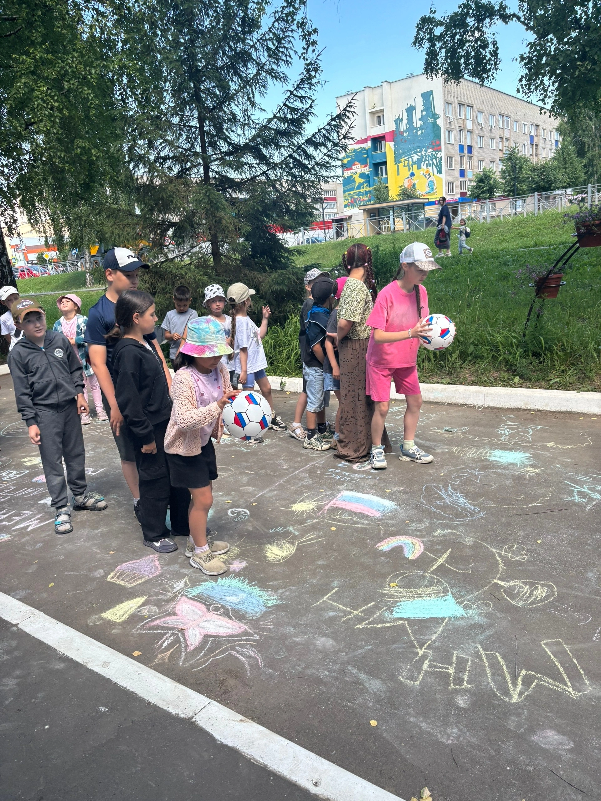 Ребята из лагеря «Солнышко» покорили редакцию «Менделеевских новостей»: марафон творчества и драйва