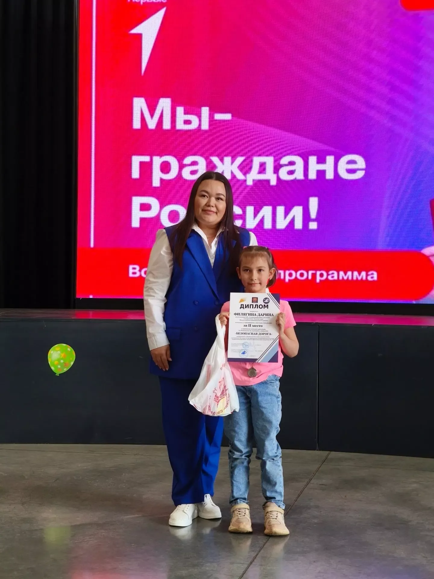 В Менделеевске наградили победителей конкурса рисунков «Безопасная дорога»