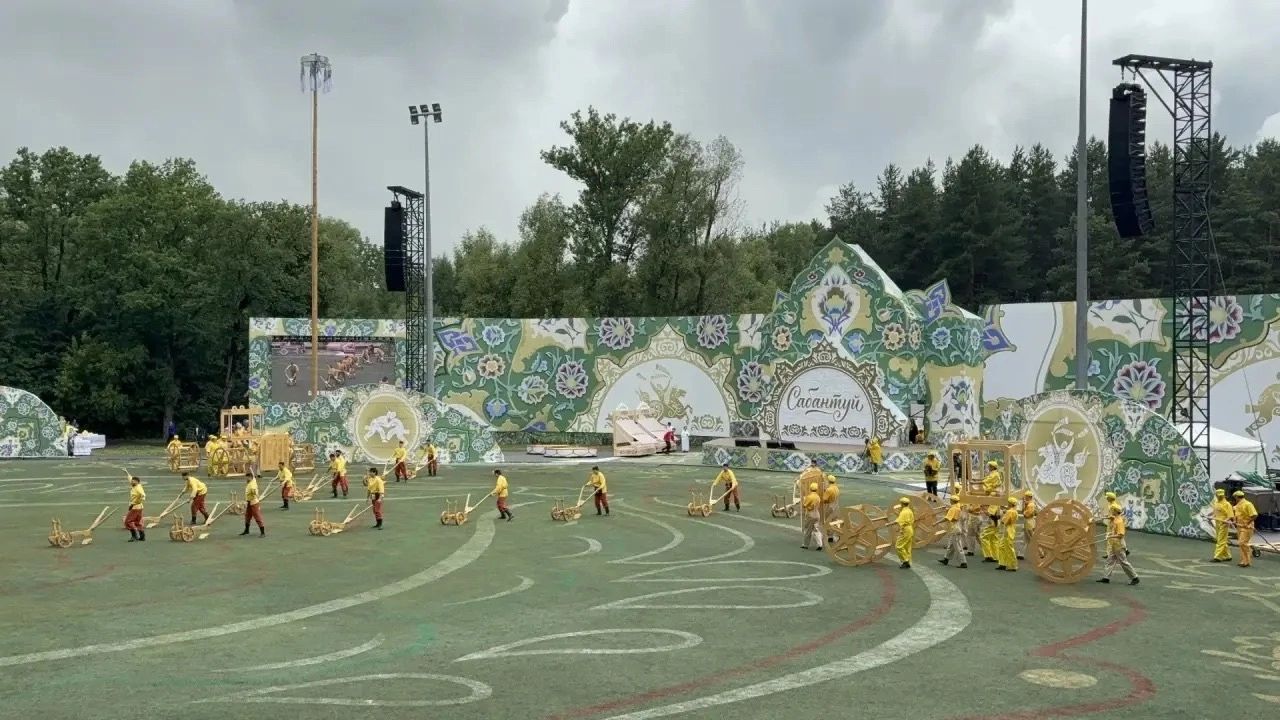 Раис Татарстана посетил подворье Менделеевского района на республиканском Сабантуе