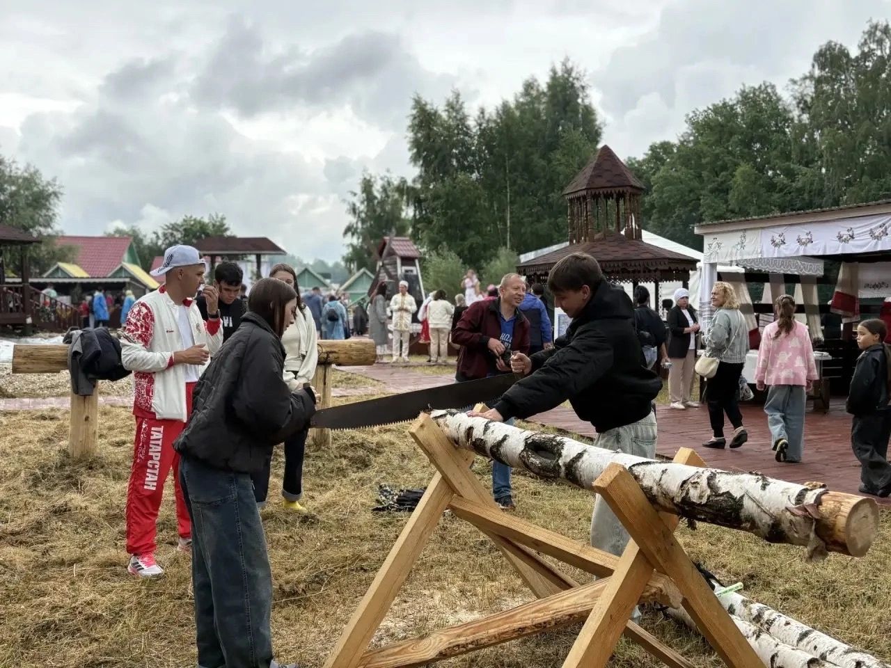 Раис Татарстана посетил подворье Менделеевского района на республиканском Сабантуе
