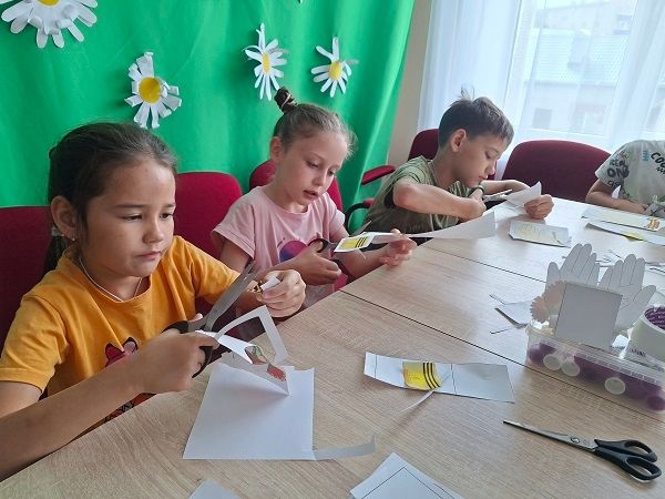 Воспитанники приюта «Камские зори» сделали объёмные открытки «Свеча памяти» ко Дню памяти и скорби