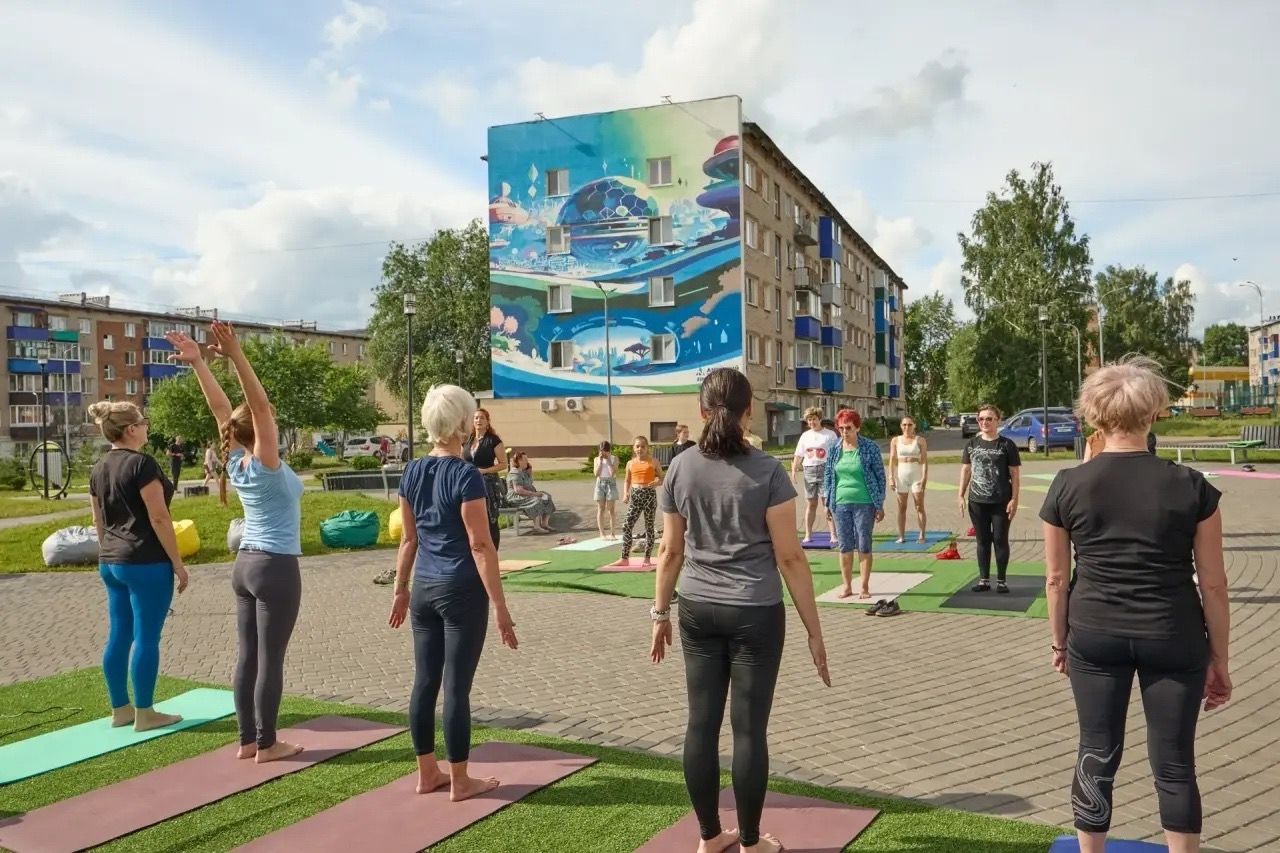 В Менделеевске впервые отметили Международный день йоги у купола «Атмосфера»