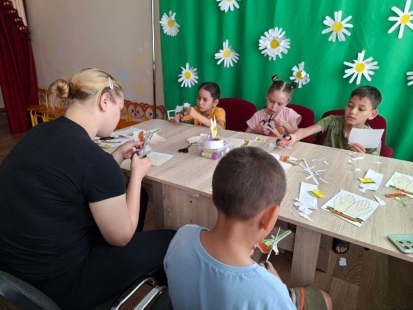 Воспитанники приюта «Камские зори» сделали объёмные открытки «Свеча памяти» ко Дню памяти и скорби