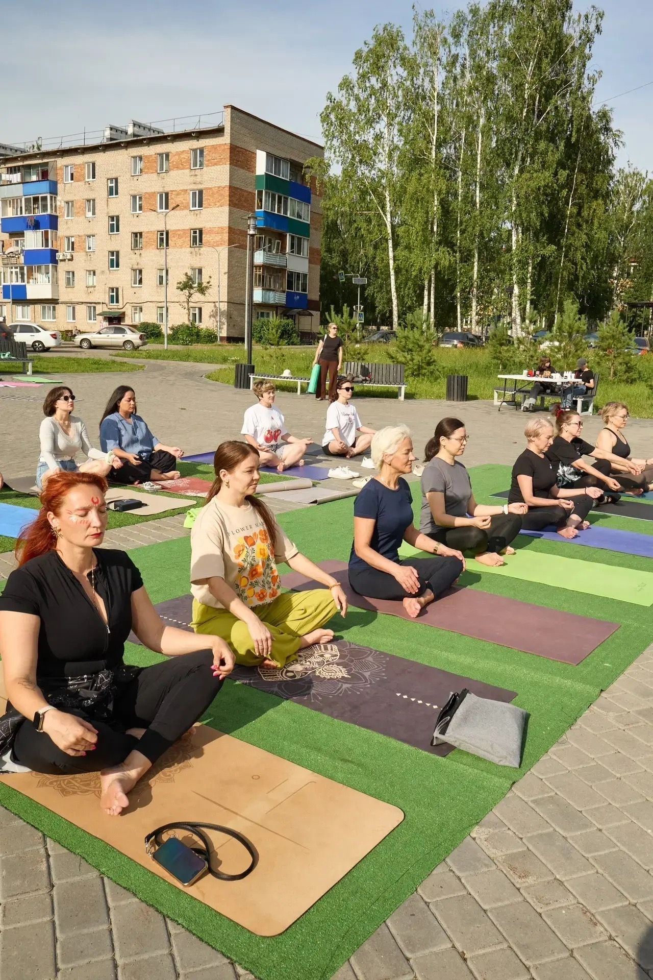 В Менделеевске впервые отметили Международный день йоги у купола «Атмосфера»
