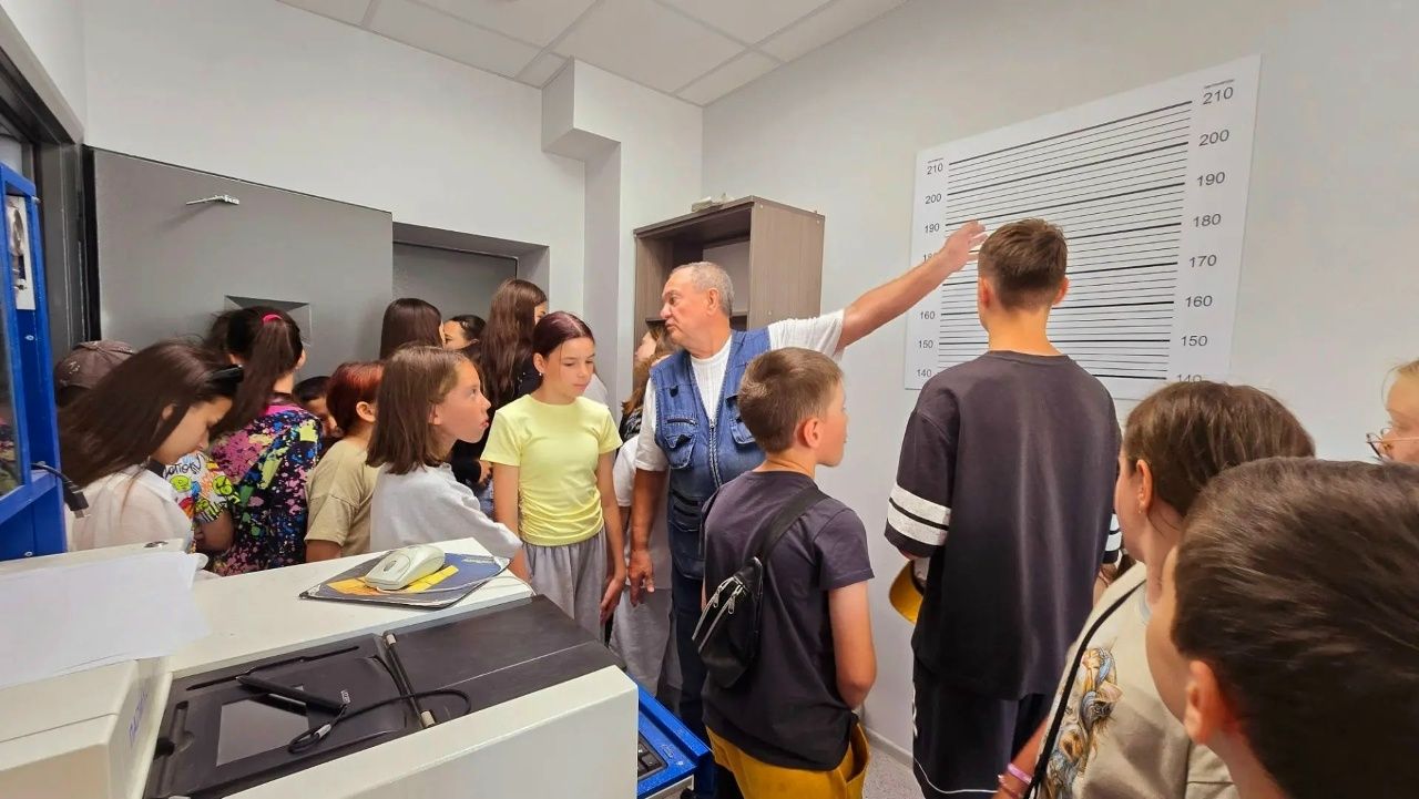 «Дуслык» мәктәп яны лагеренда тәрбияләнүчеләр үз тамырларын өйрәнде һәм полиция эш көннәрен карады