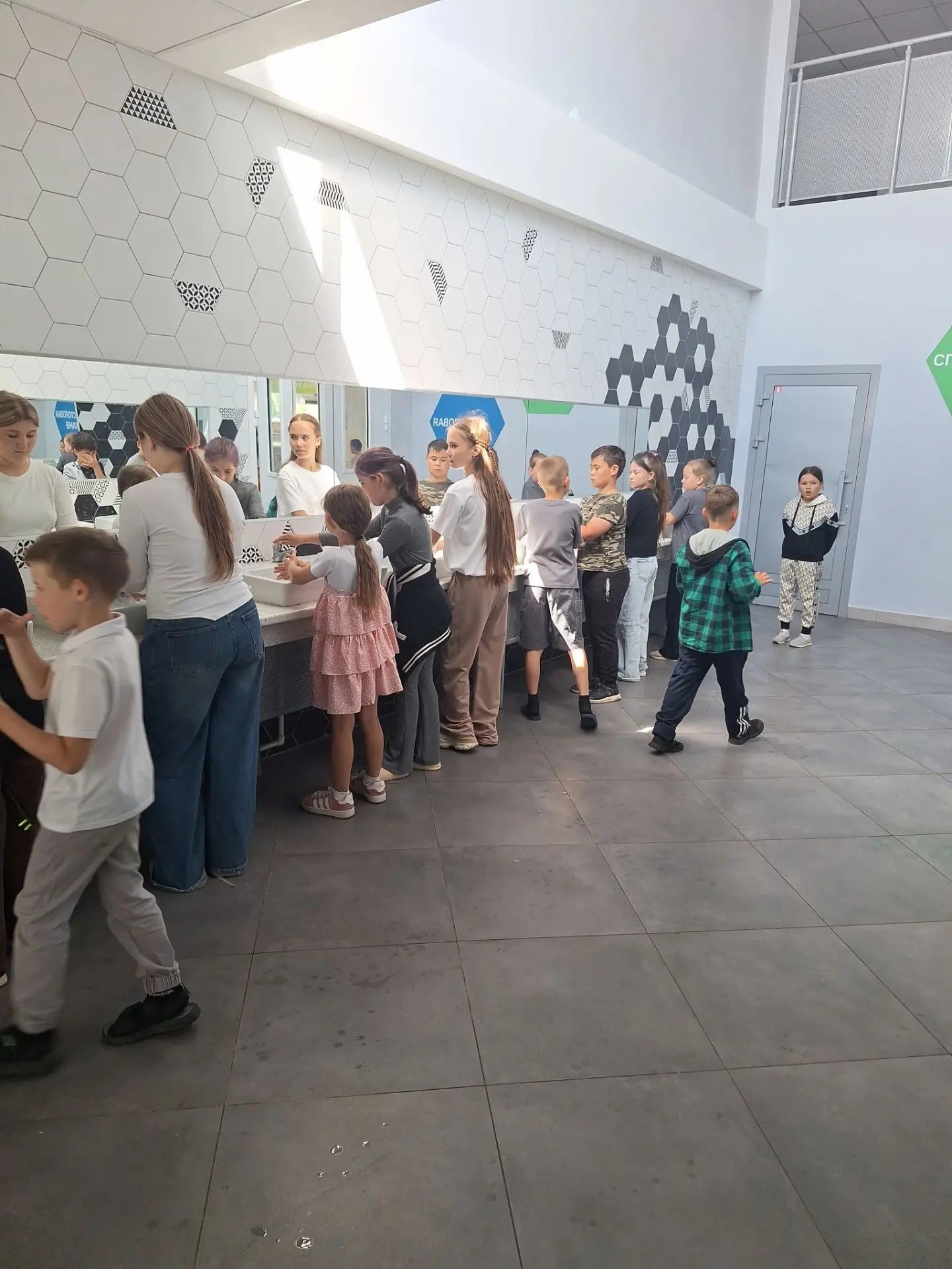 Сотрудники Менделеевской ЦРБ проверили качество питания в пришкольных лагерях