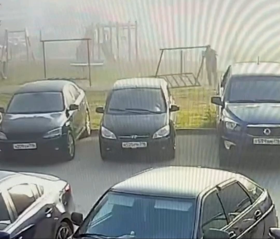 На улице Химиков в Менделеевске повреждена ковровыбивалка