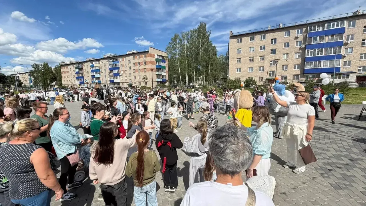 90 юных художников украсили Бульвар интернационалистов в Менделеевске