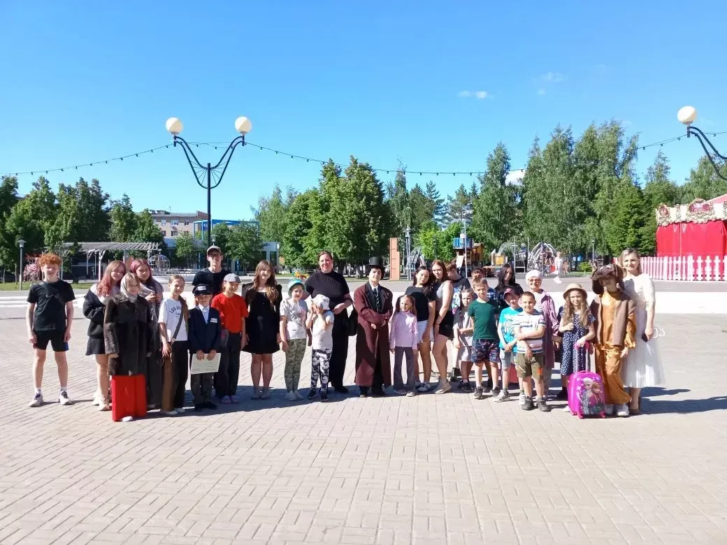 В Менделеевске на площади Менделеева стихи Пушкина читали артисты народного театра