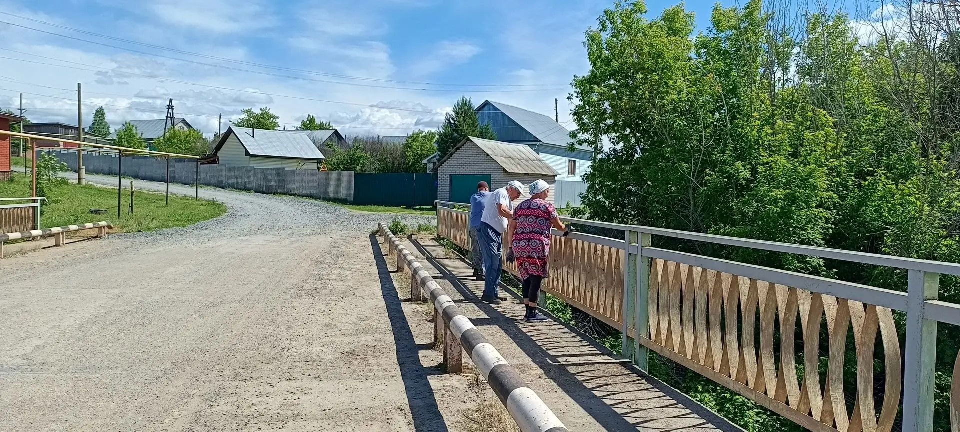 Сплочённость села Менделеевского района: жители Тихоново своими руками обновили мост