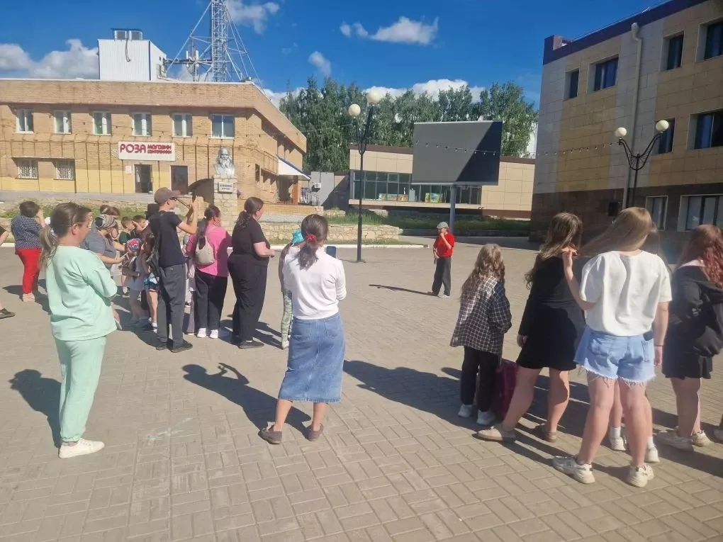 В Менделеевске на площади Менделеева стихи Пушкина читали артисты народного театра