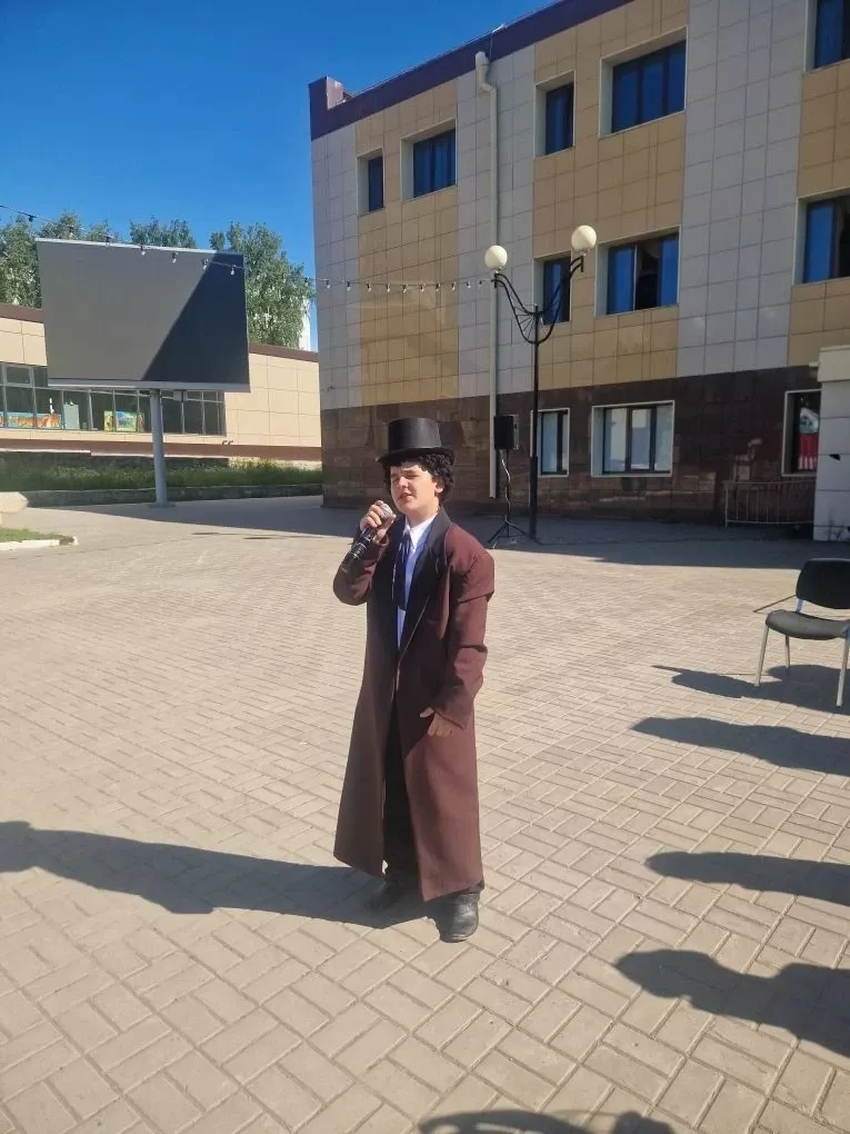 В Менделеевске на площади Менделеева стихи Пушкина читали артисты народного театра