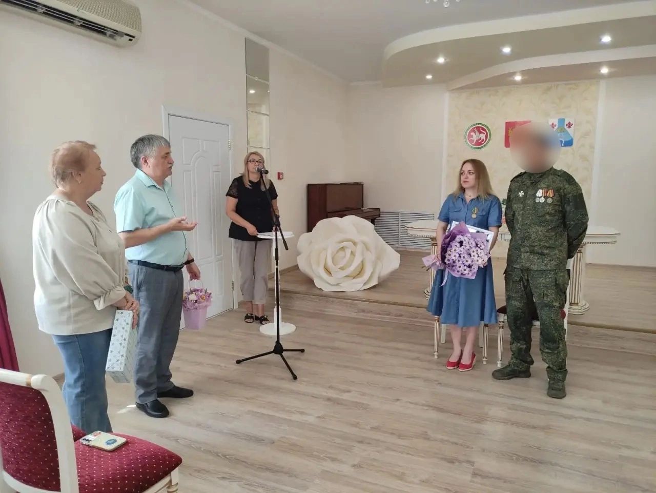 Семья участника СВО из Менделеевска отметила оловянную свадьбу в ЗАГСе