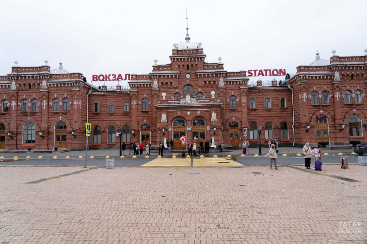 Подростки из Татарстана помогают пассажирам на вокзале в рамках проекта «Путевая звезда»