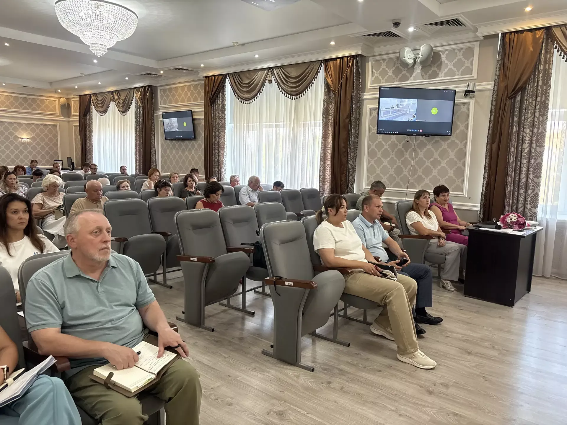Роберт Искандаров поручил усилить адресную помощь семьям бойцов СВО в Менделеевском районе