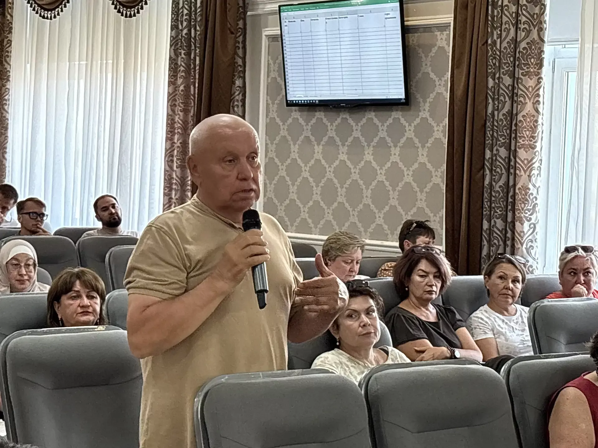 Роберт Искандаров поручил усилить адресную помощь семьям бойцов СВО в Менделеевском районе