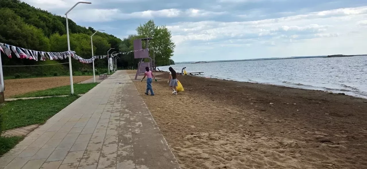 На набережной «Тихие горы» сотрудники «Нептуна» провели экологический субботник