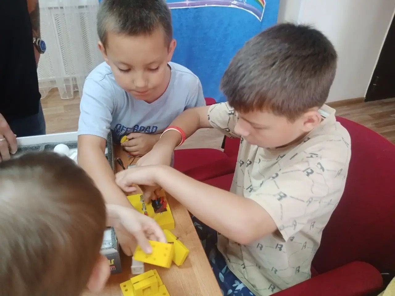 Молодёжный центр «Яшьлек» устроил праздник науки в приюте «Камские зори» в Менделеевске