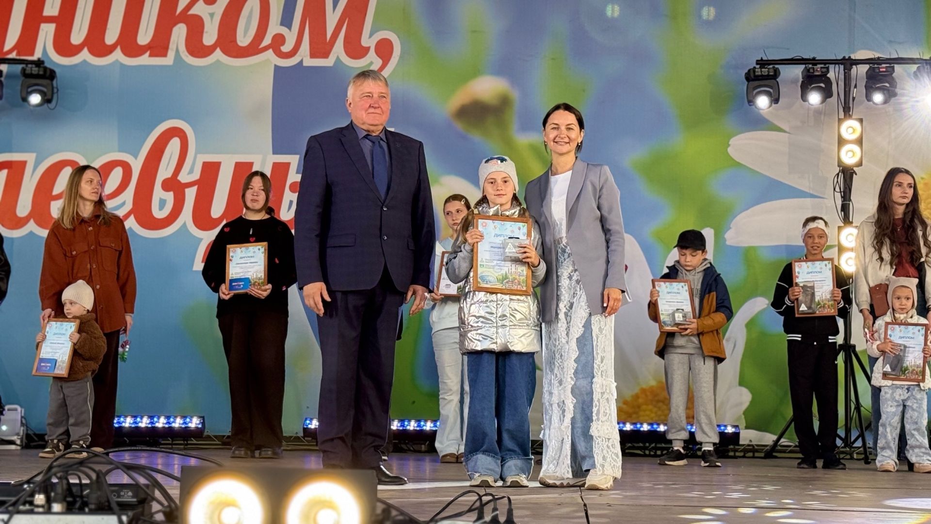 На Дне города наградили победителей конкурса рисунков «Я рисую Менделеевск»