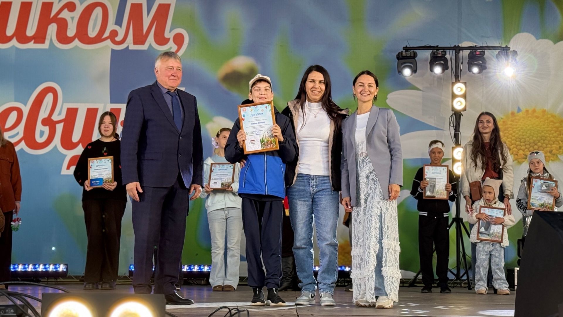На Дне города наградили победителей конкурса рисунков «Я рисую Менделеевск»