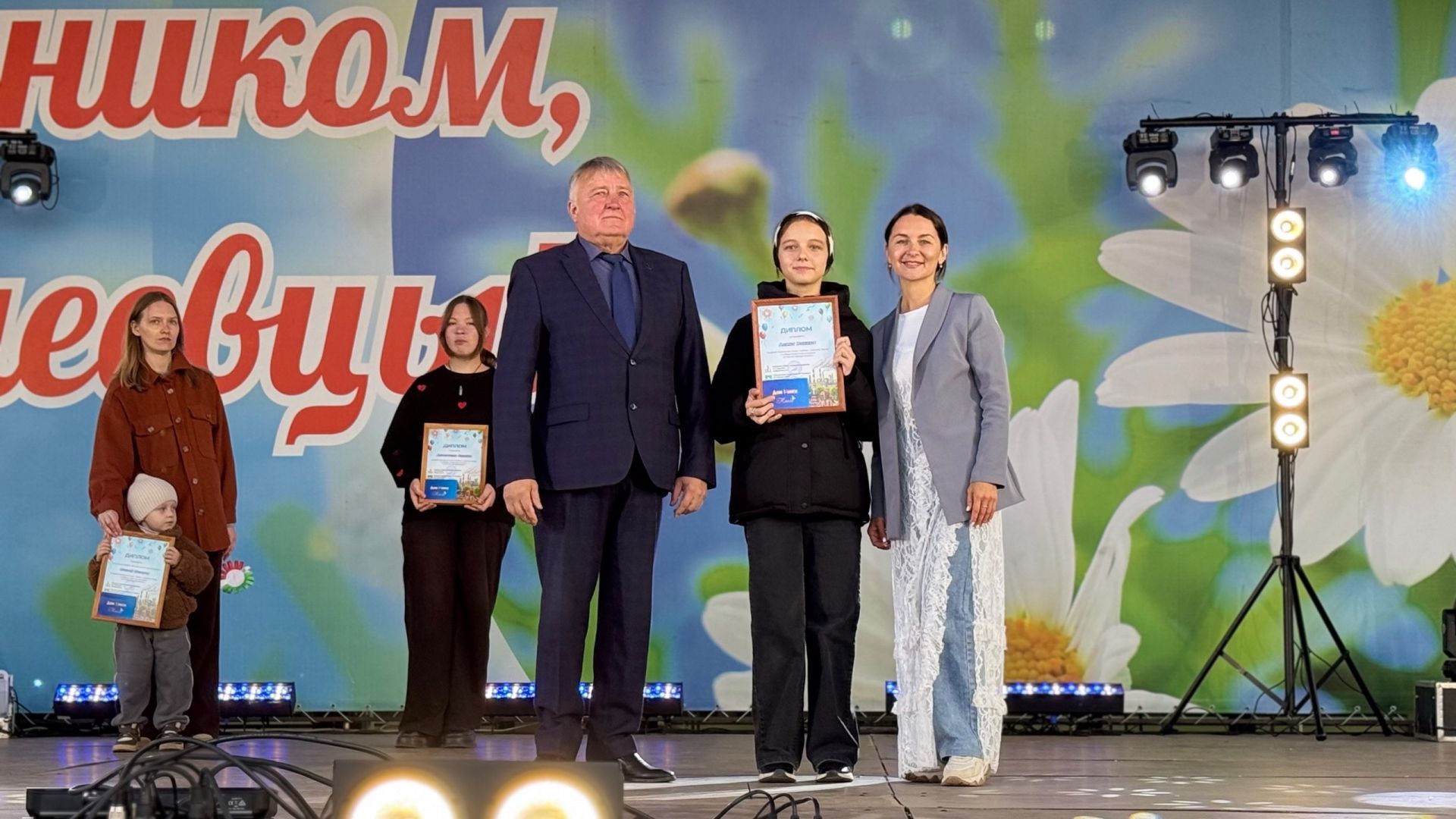 На Дне города наградили победителей конкурса рисунков «Я рисую Менделеевск»