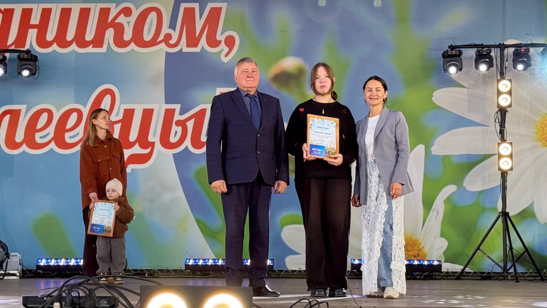 На Дне города наградили победителей конкурса рисунков «Я рисую Менделеевск»