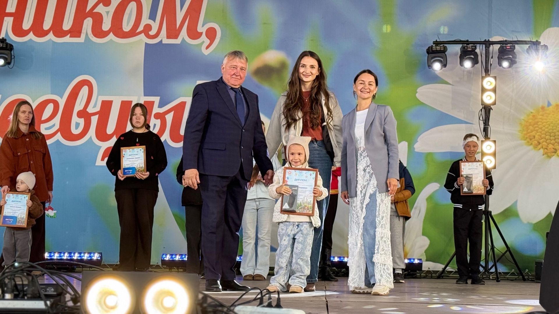 На Дне города наградили победителей конкурса рисунков «Я рисую Менделеевск»