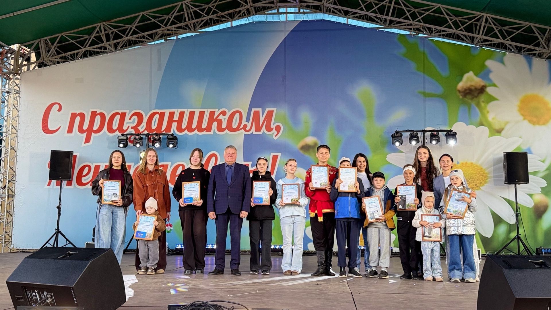 На Дне города наградили победителей конкурса рисунков «Я рисую Менделеевск»