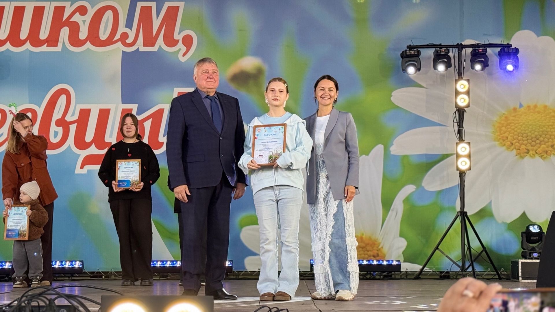 На Дне города наградили победителей конкурса рисунков «Я рисую Менделеевск»