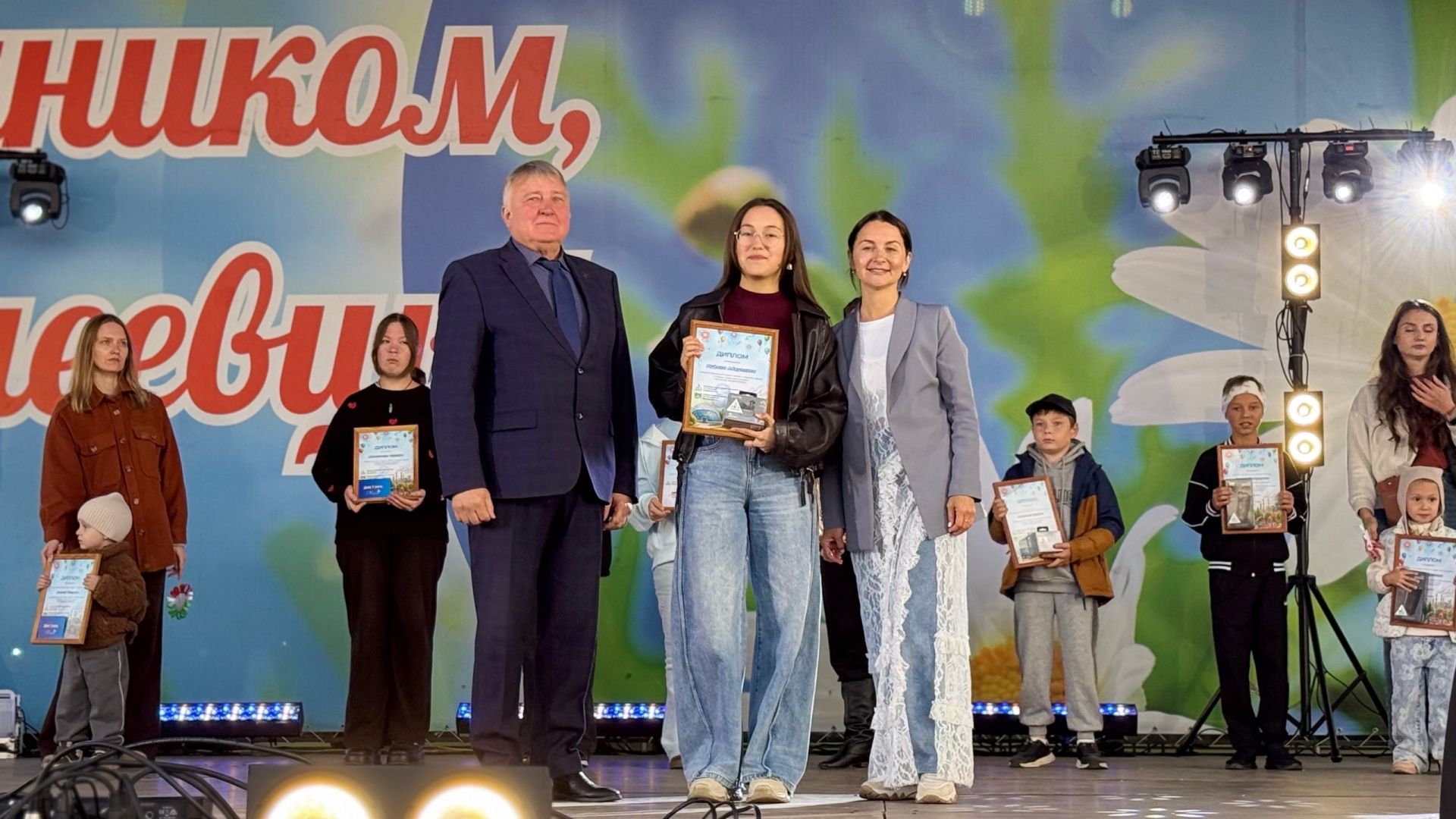 На Дне города наградили победителей конкурса рисунков «Я рисую Менделеевск»