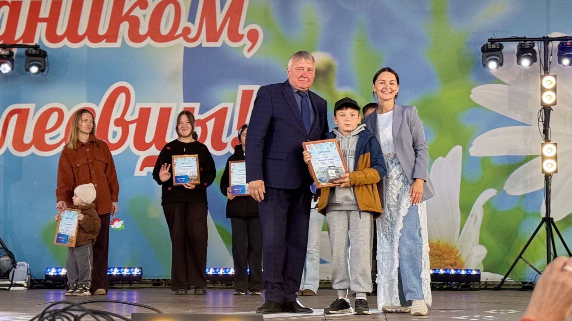 На Дне города наградили победителей конкурса рисунков «Я рисую Менделеевск»