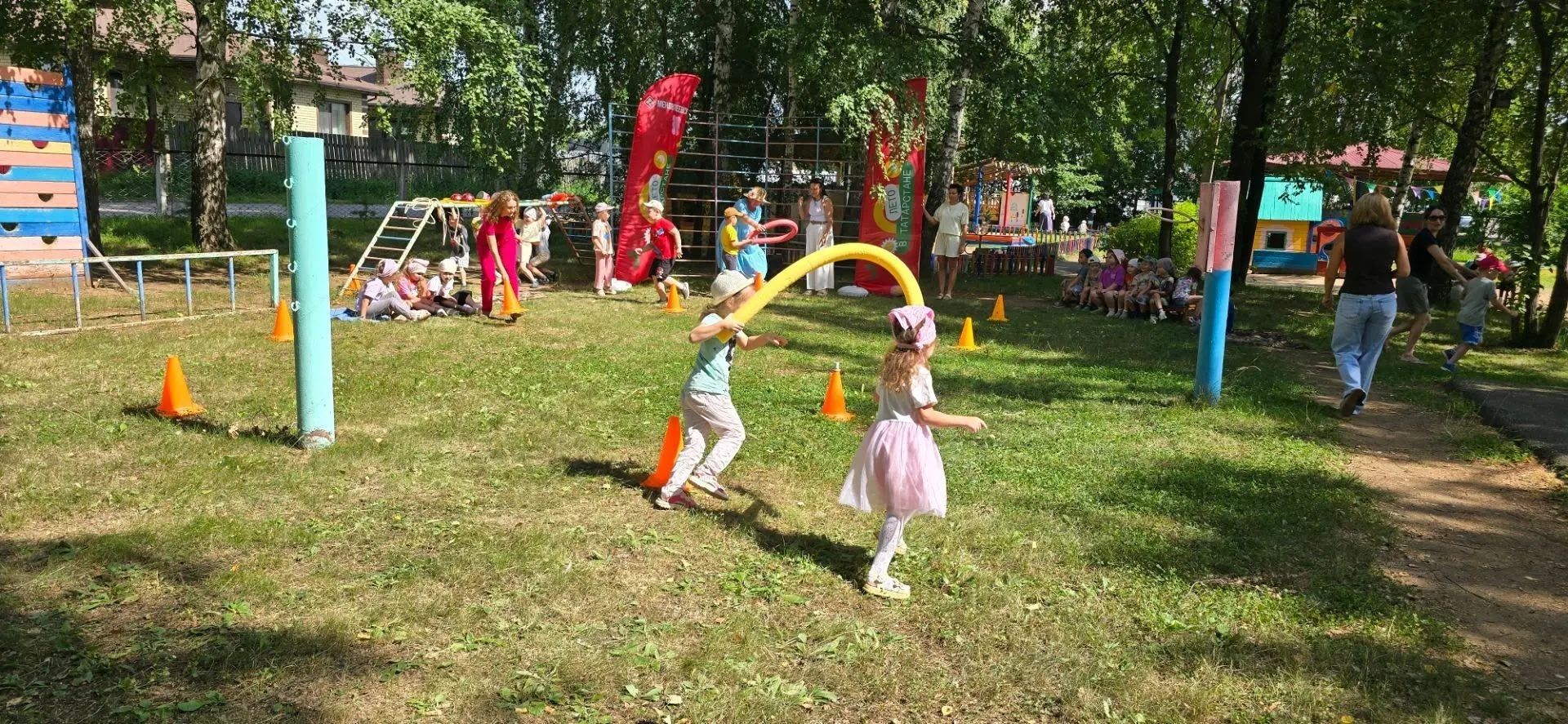 Оздоровительный комплекс «Нептун» провёл весёлые старты для детского сада №10 в Менделеевске