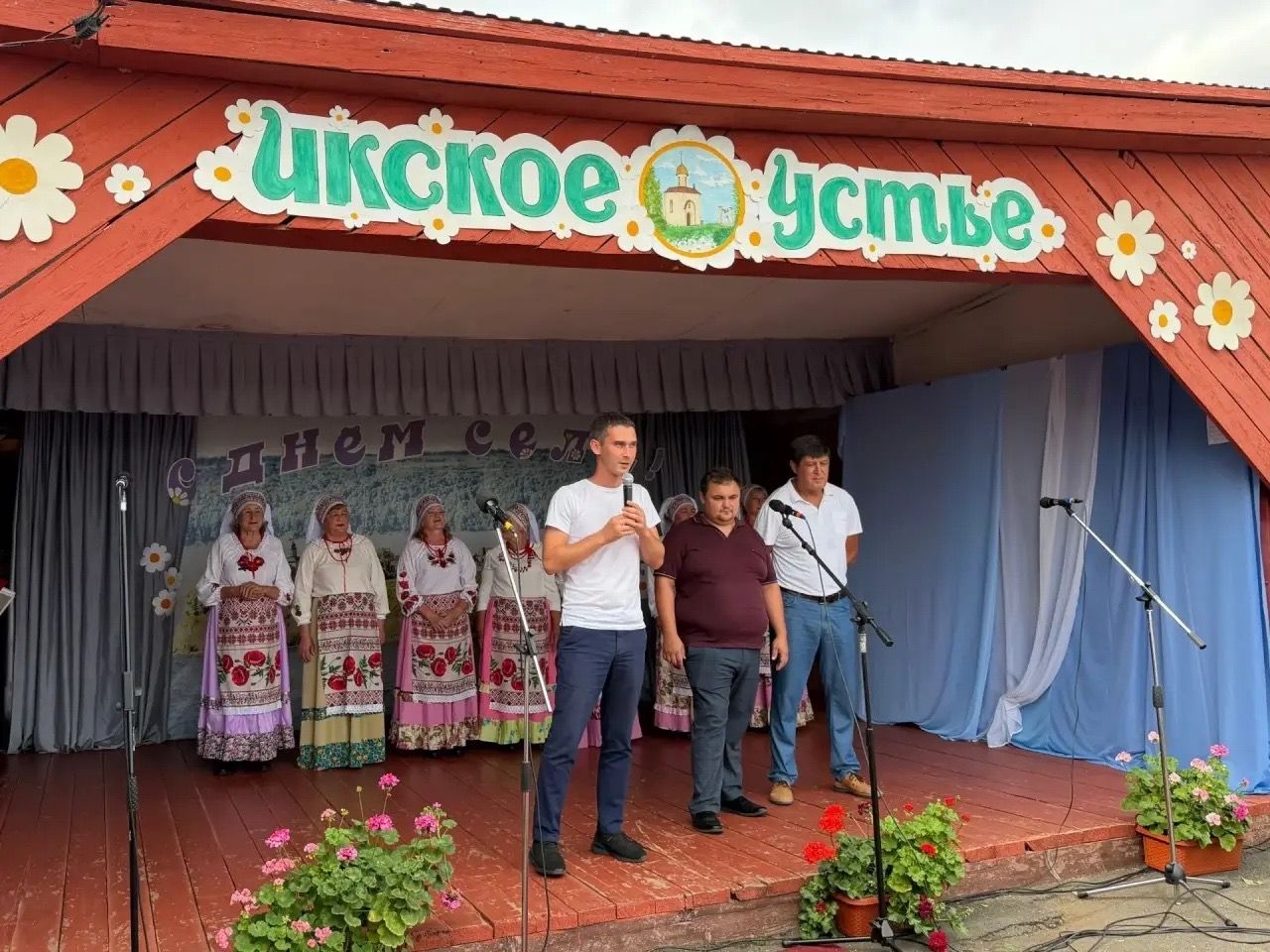 Жители и гости Икского Устья отметили День села