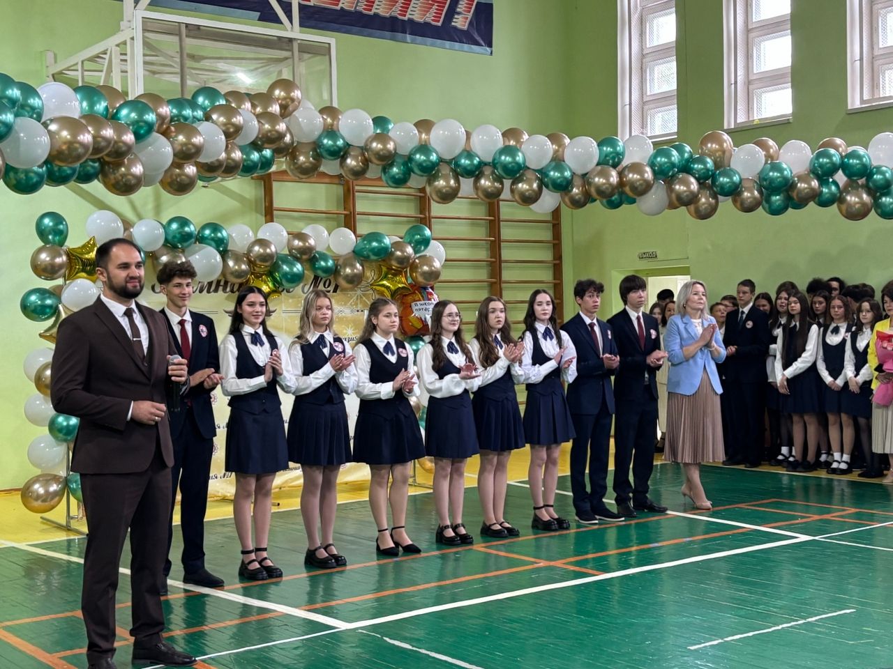 В гимназии №1 Менделеевска прозвенел первый звонок для 28 первоклассников