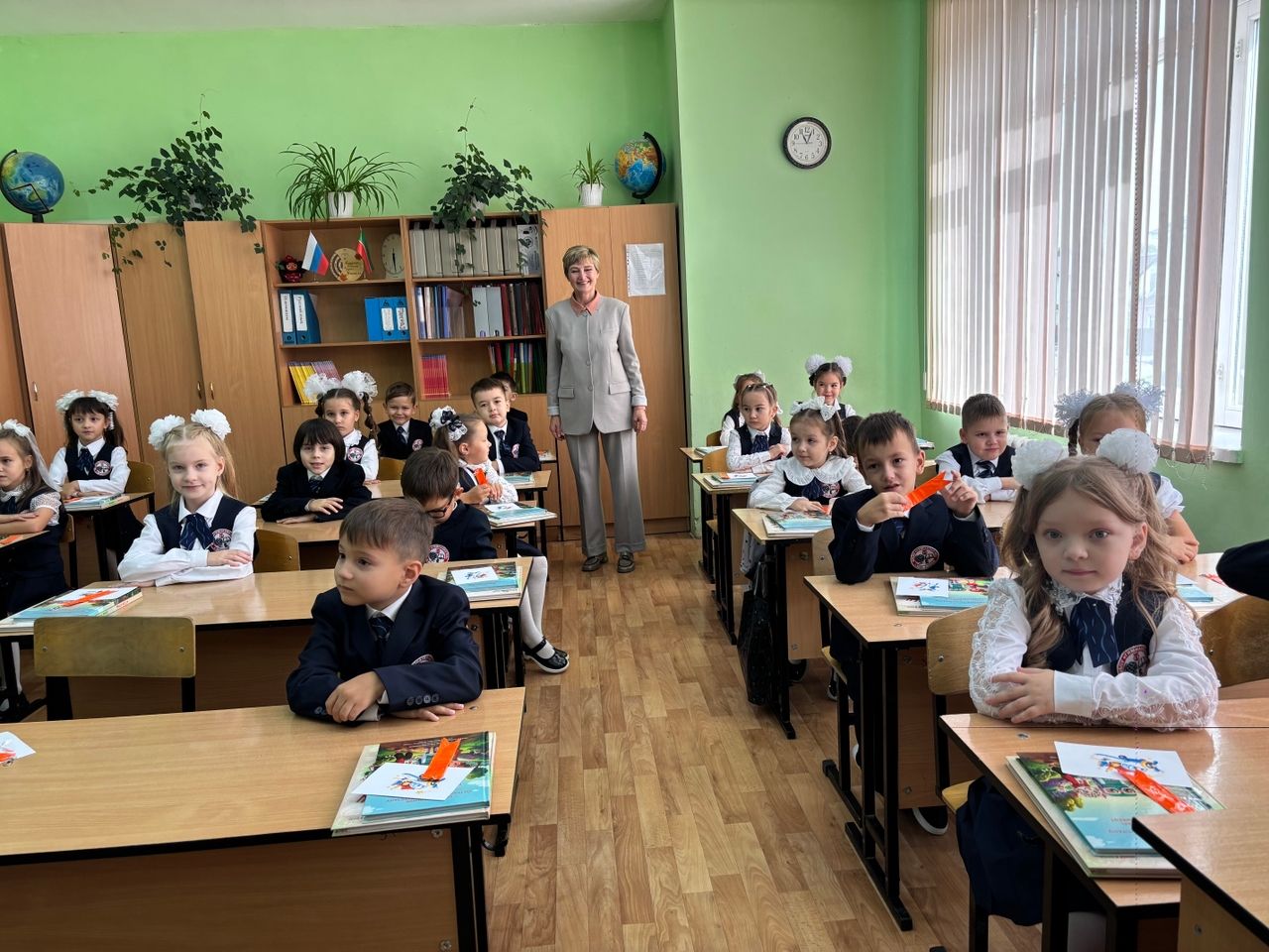 В гимназии №1 Менделеевска прозвенел первый звонок для 28 первоклассников