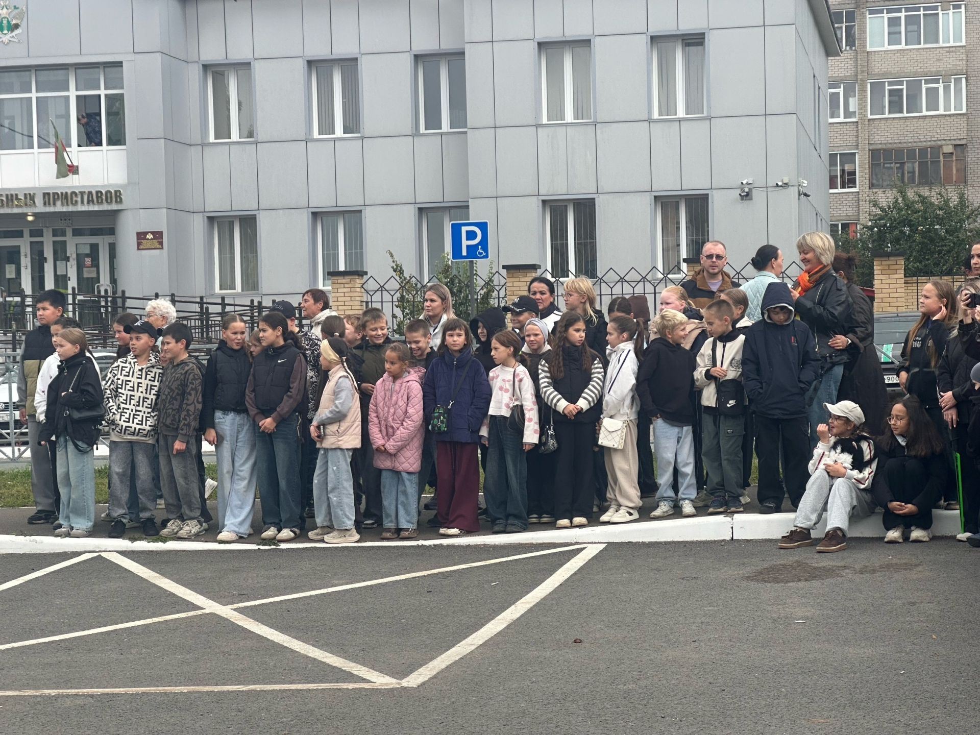 Уличный спектакль «Вижу. Слышу. Говорю» показали в Менделеевске