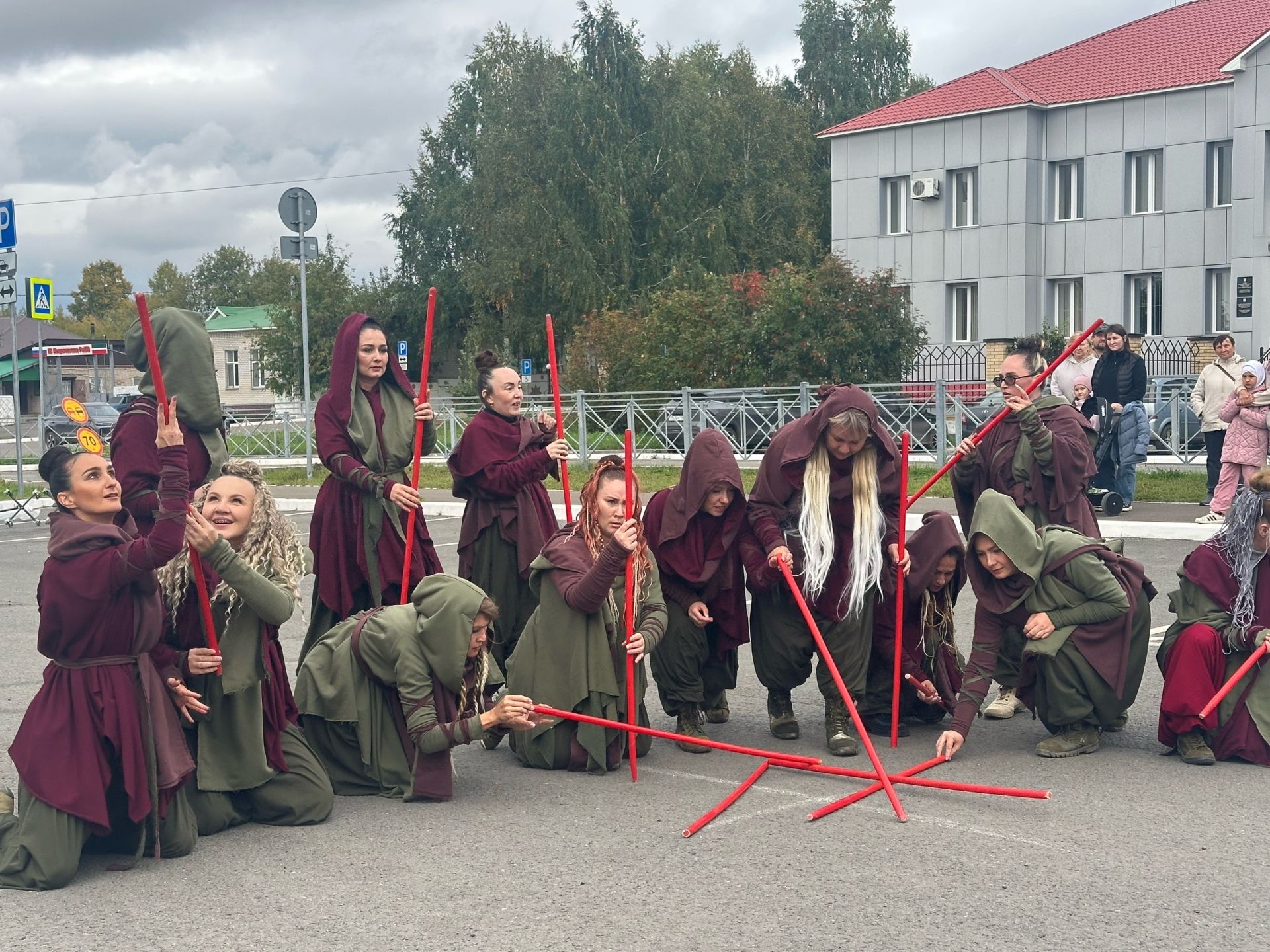 Уличный спектакль «Вижу. Слышу. Говорю» показали в Менделеевске