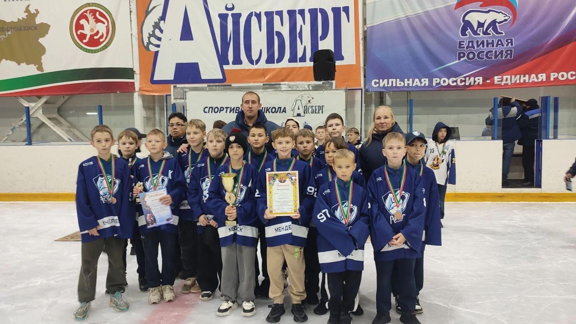 Команда «Айсберг» из Менделеевска взяла бронзу на турнире в Ледовом дворце