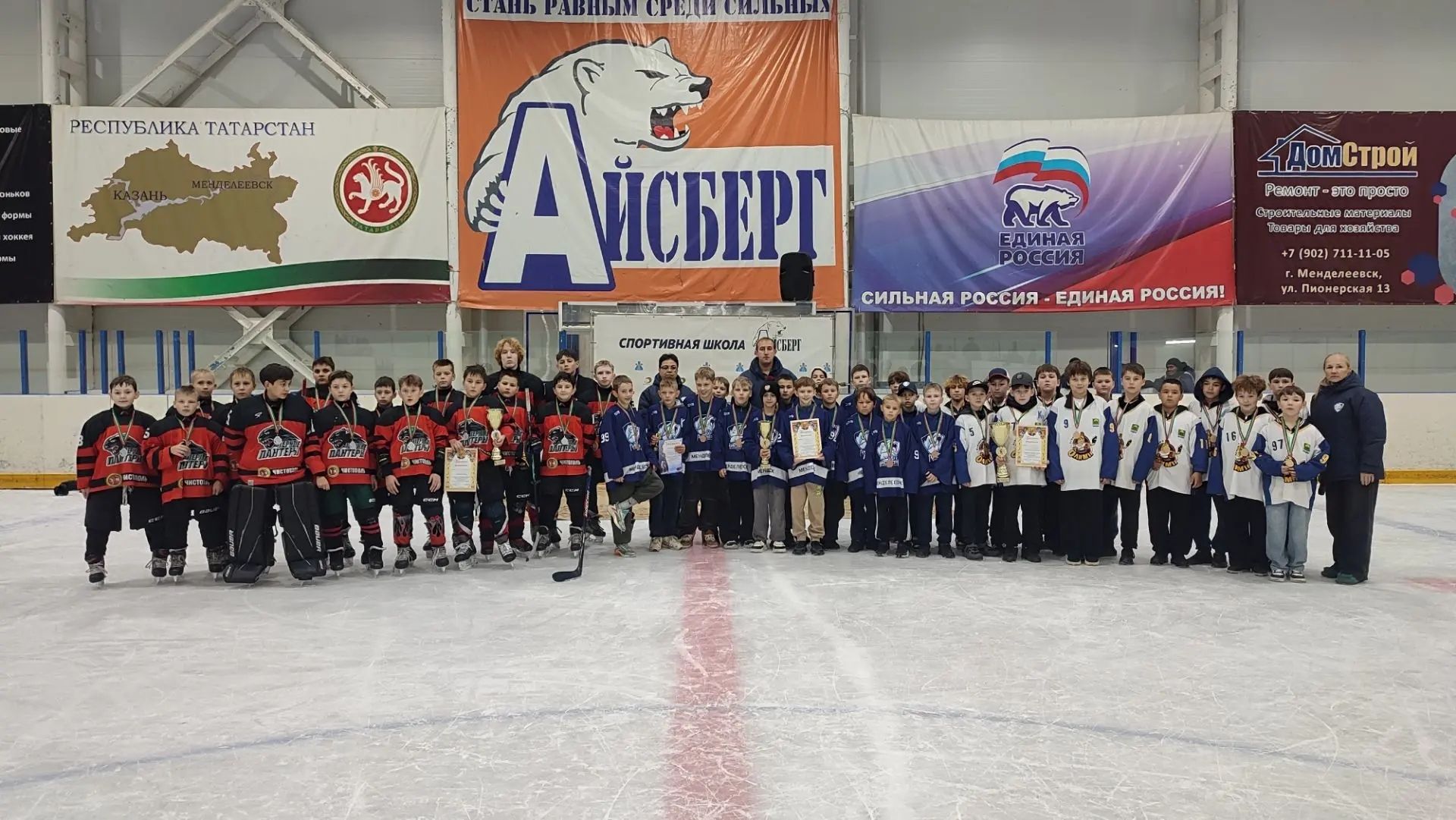 Команда «Айсберг» из Менделеевска взяла бронзу на турнире в Ледовом дворце