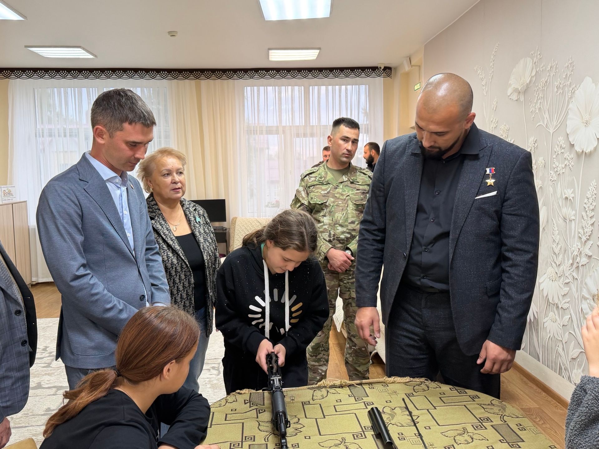 Герой России Расим Баксиков посетил приют «Камские зори» в Менделеевске