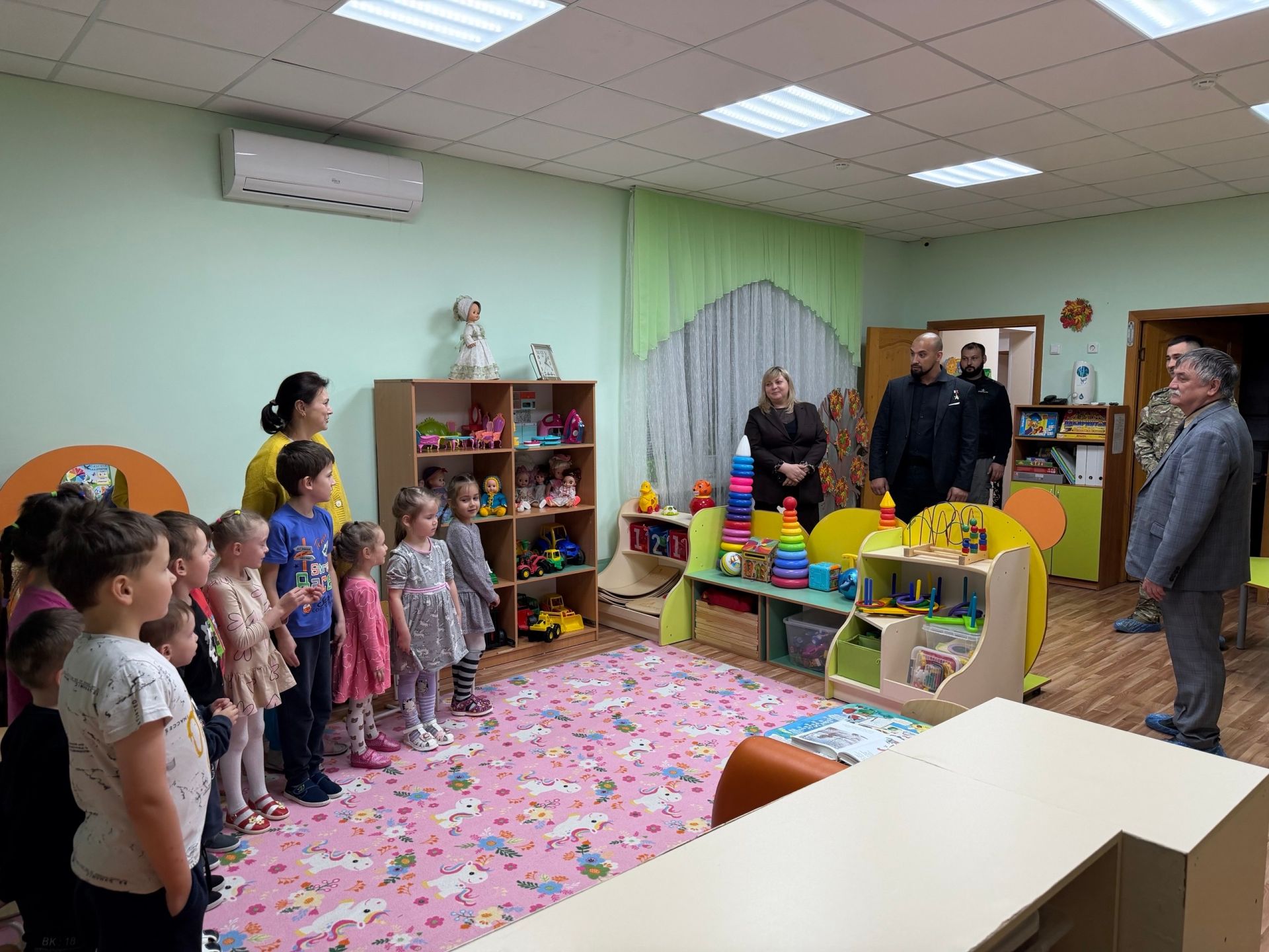 Герой России Расим Баксиков посетил приют «Камские зори» в Менделеевске