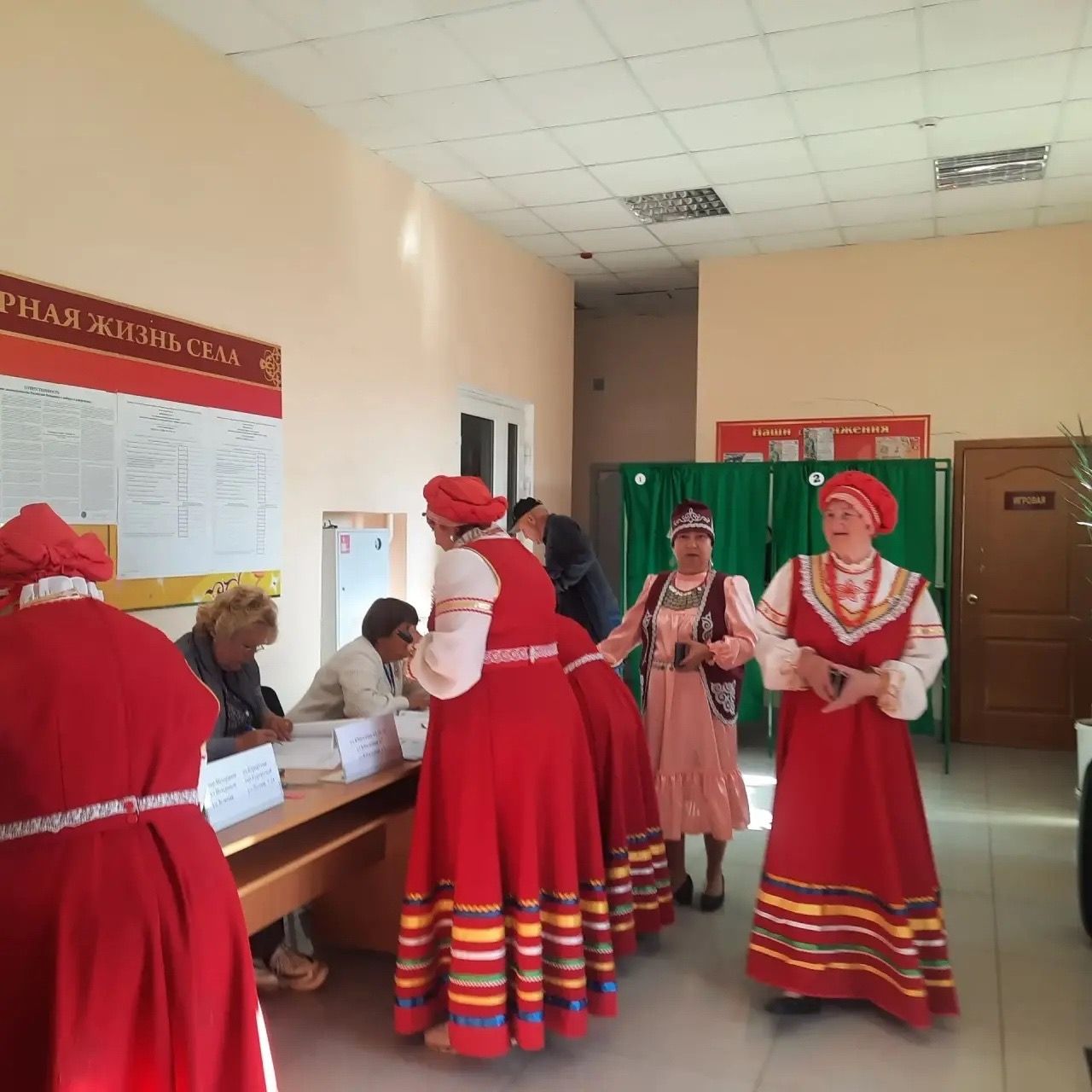 Ансамбль «Вечерушки» поддержал избирателей Ижевки песнями
