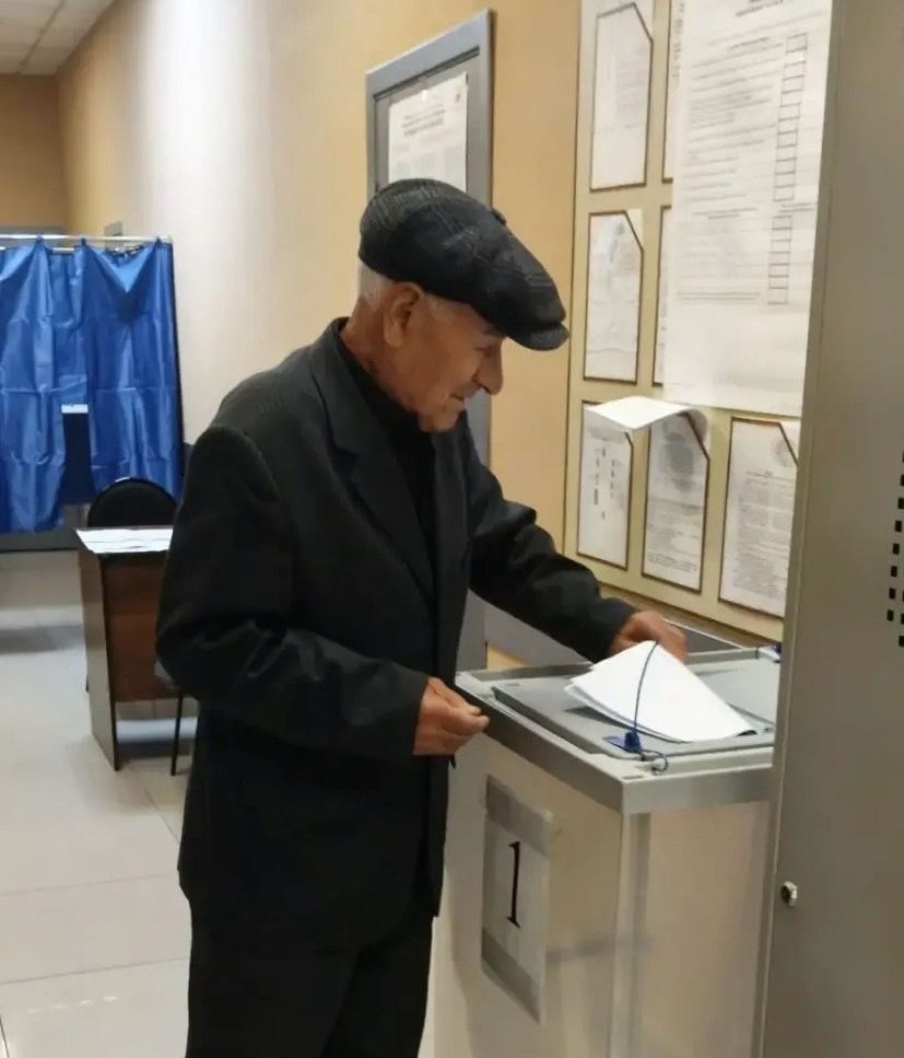 89-летний Азат Насыров сел на шпагат на избирательном участке в Менделеевске