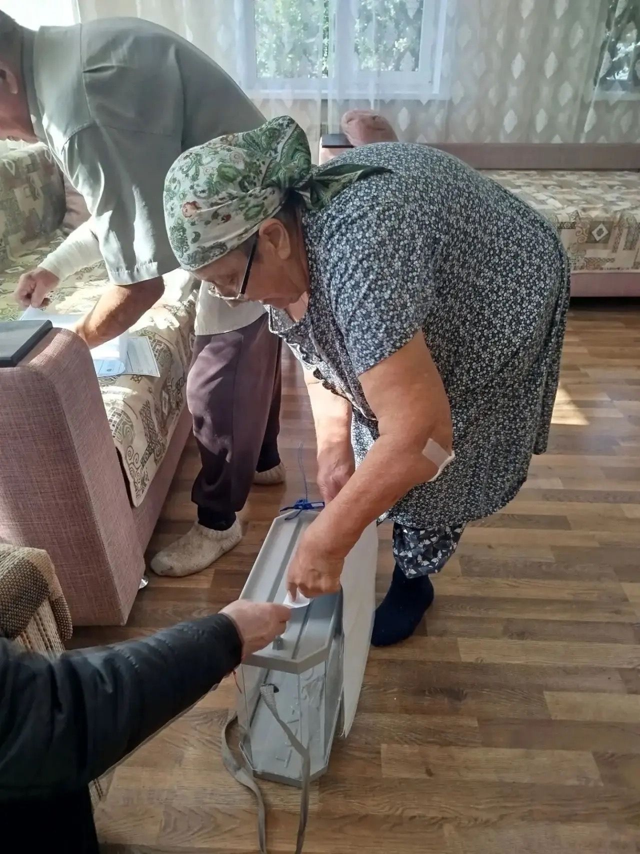 В Менделеевском районе избиратели голосуют на дому