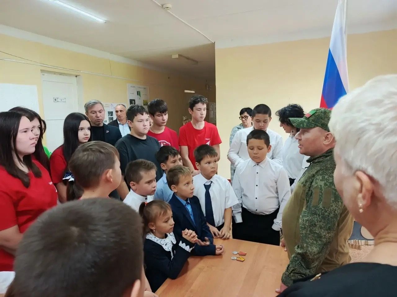 Выпускник Камаевской школы, участник СВО встретился с учениками