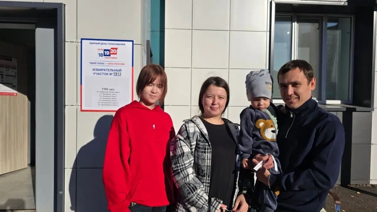 На участке в татарской гимназии в Менделеевске голосуют семьями и угощают чаем