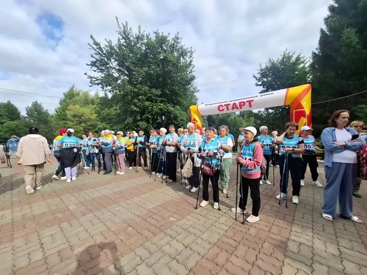 Фестиваль северной ходьбы собрал активистов в Менделеевском районе