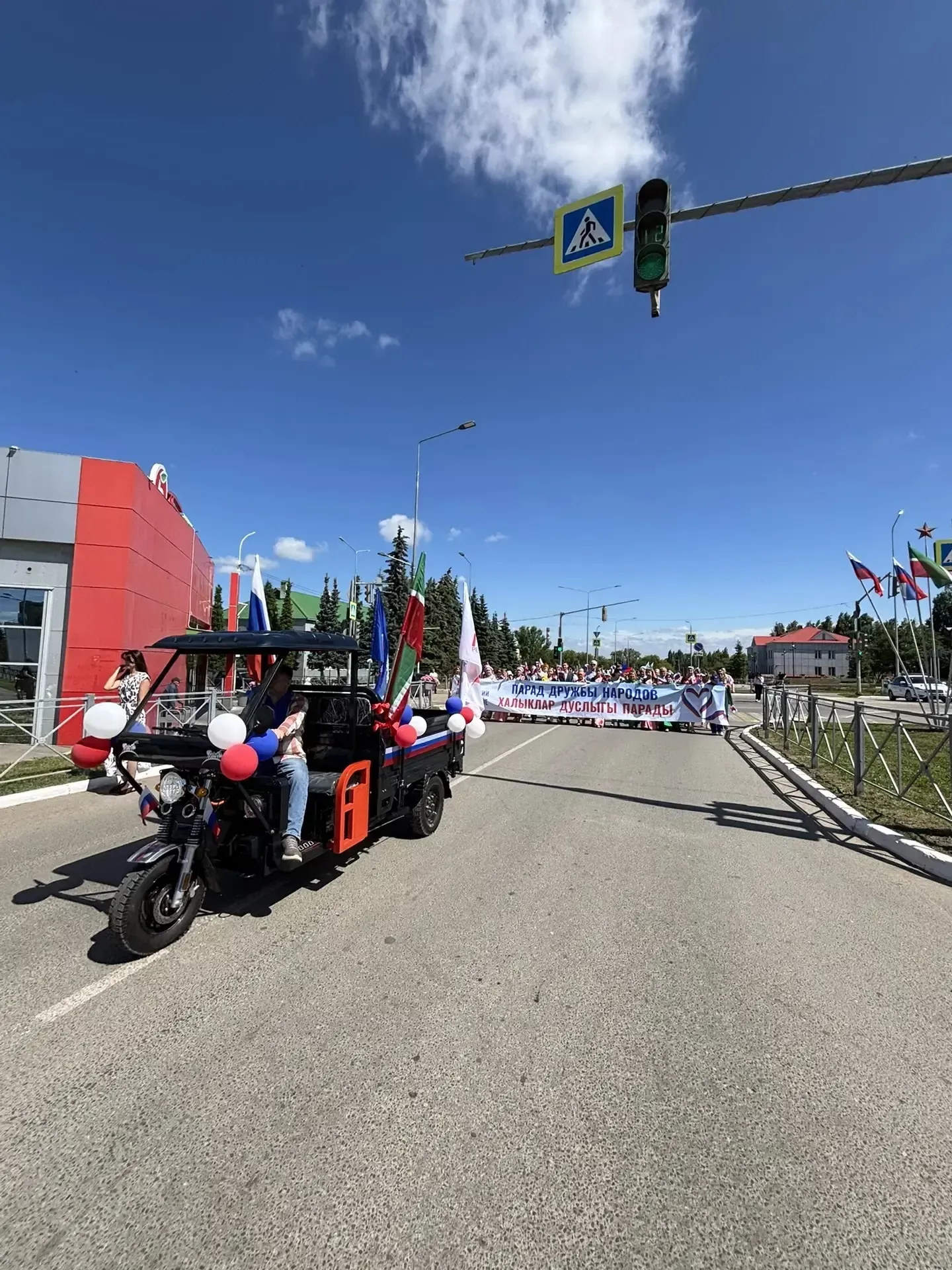 Парад дружбы народов в Менделеевске